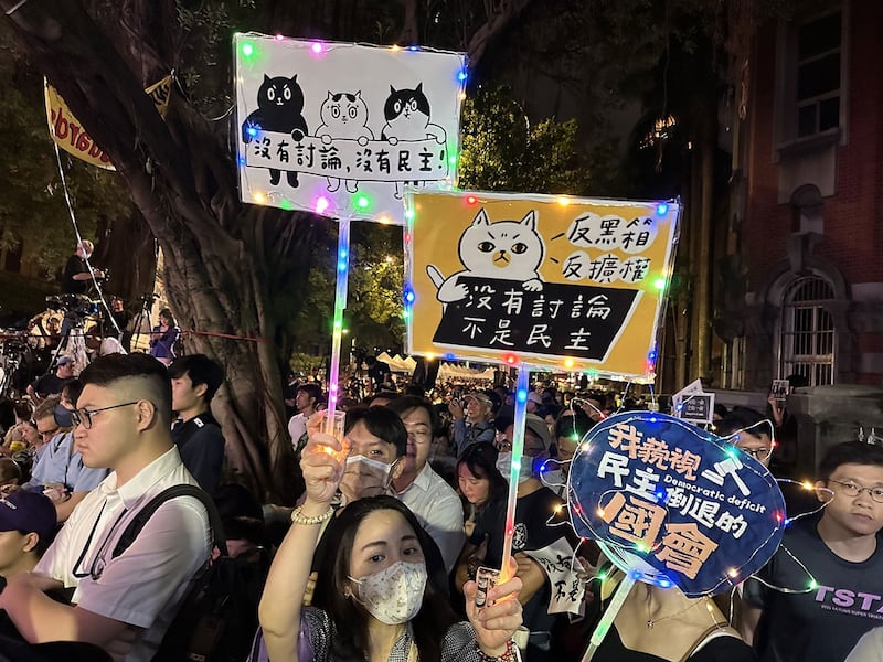 5月24日晚间,台湾的立法院周边涌入号称十万名群众,年轻人居多。(记者夏小华摄)