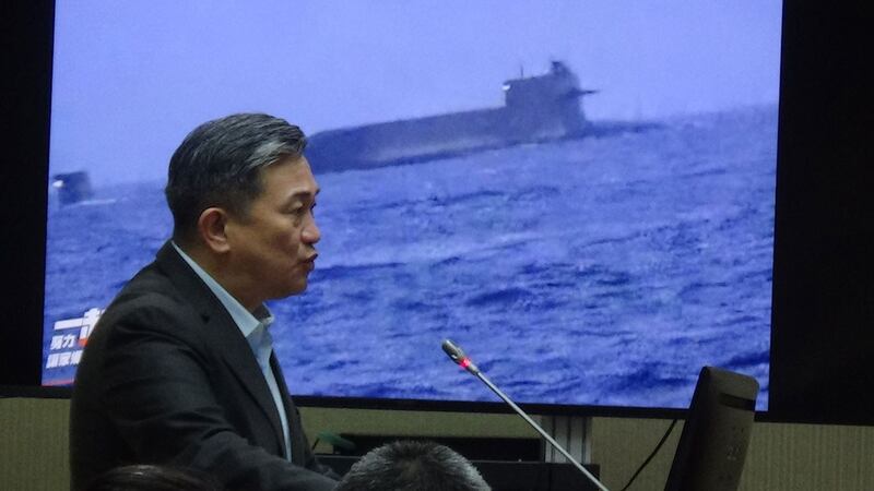 民进党籍立委王定宇质询国防部长与参谋总长。(记者夏小华摄)