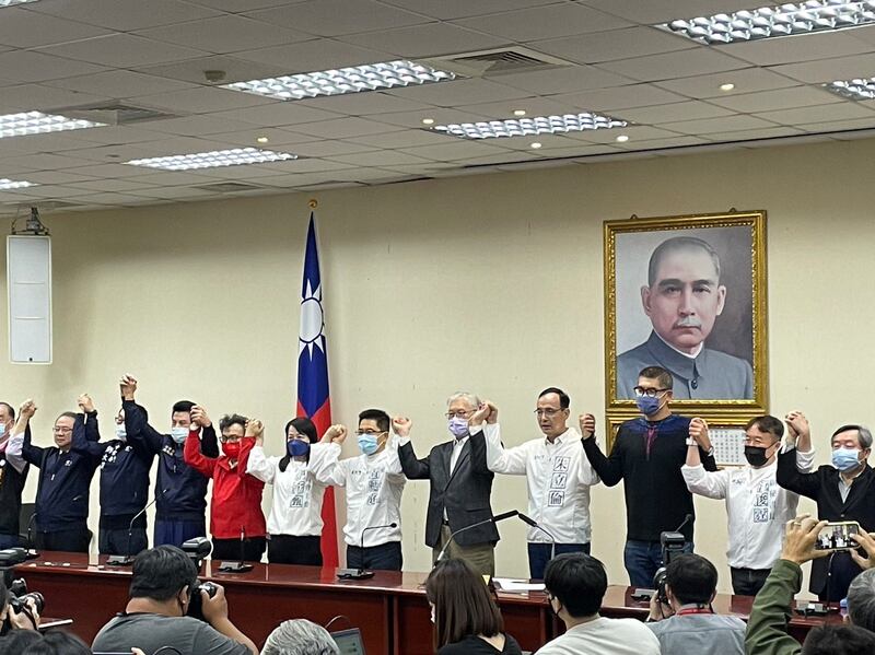 国民党主席朱立伦在国民党部率党内同志迎接胜选。(记者陈子非摄)