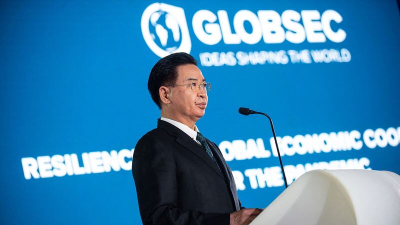 2021年10月25日,台湾外交部长吴钊燮欧洲行的第一站是斯洛伐克,在中欧知名智库“全球安全论坛”(GLOBSEC),针对民主国家团结对抗威权和强化供应链韧性发表演说。(法新社)