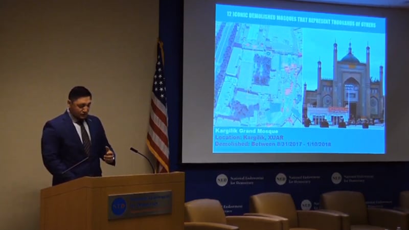 维吾尔人权活动人士辛塔什通过幻灯展示被拆除的新疆清真寺(视频截图)