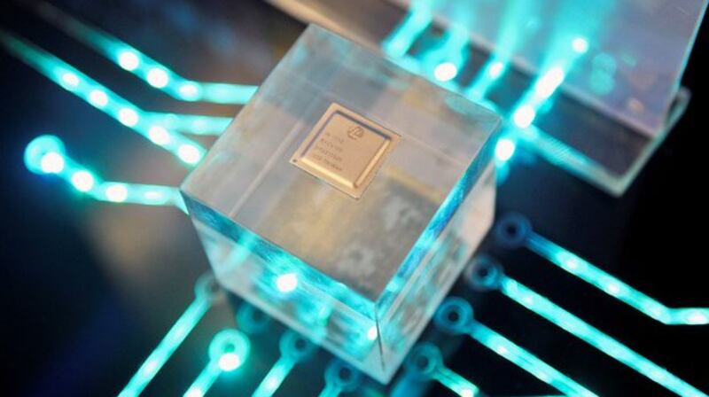 中国华为公司展示的由其制造的海思半导体芯片(路透社资料图)