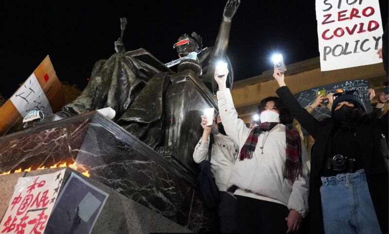 2022年11月28日晚,在美留学生在纽约哥伦比亚大学的图书馆门前组织了一场集会,声援国内"白纸运动",呼吁公开悼念乌鲁木齐火灾死难同胞,释放被捕群众,以及结束清零政策。 (记者艾玛摄 )