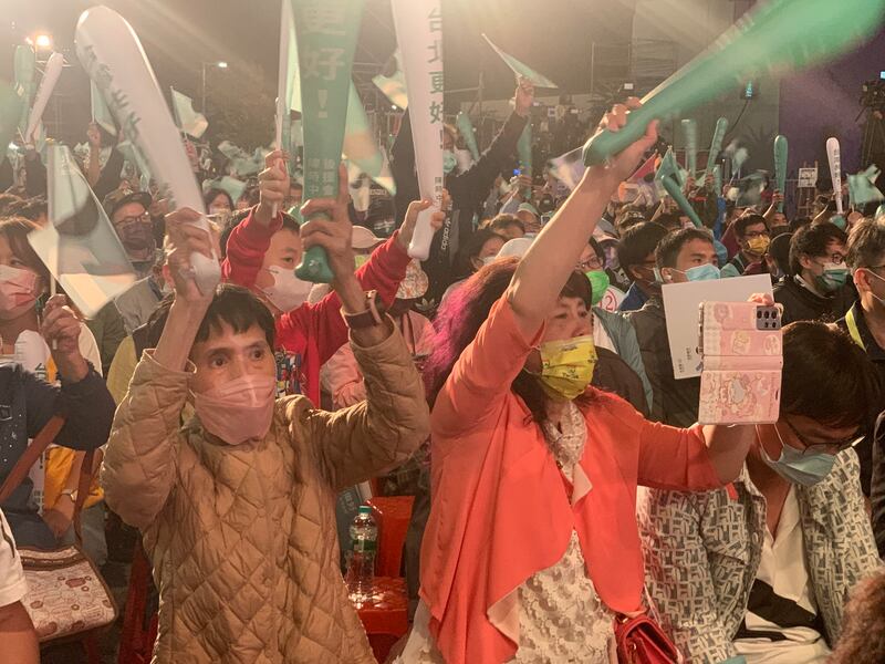 陈时中支持者为陈时中打气。(记者夏小华摄)