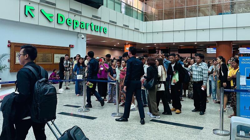 ပြည်ပထွက်ခွာမည့်သူများအား ၂၀၂၄ ခုနှစ်၊ ဇွန် ၂၉ ရက်နေ့က ရန်ကုန်အပြည်ပြည်ဆိုင်ရာလေဆိပ်တွင် တွေ့ရစဥ်။ (RFA Photo)