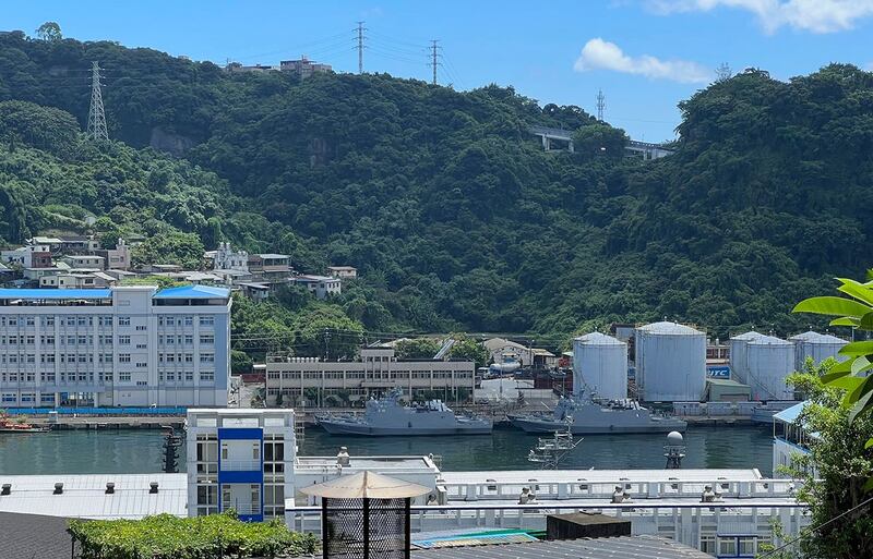 2022 年 8 月 4 日,台湾军舰在基隆港。台湾已将其军队置于高度戒备状态并进行了民防演习。 (美联社)