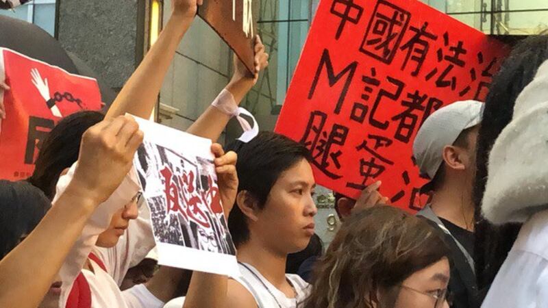 在台香港生12日晚间在台北香港经济贸易文化办事处前谴责港府暴力镇压。(记者夏小华摄)