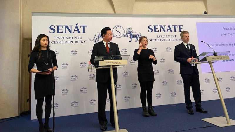 2021年10月27日,台湾外交部长吴钊燮与捷克参议院议长韦德齐(Miloš_Vystrčil)联合记者会接受媒体提问。(外交部)