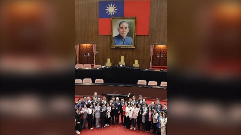 国民党拿下台湾的国会第一大党地位，韩国瑜顺势拿下立法院长宝座。（法新社）