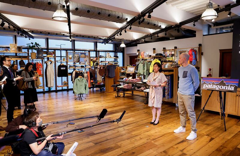 2023年4月19日，戴琪参观美国户外设备及服装零售商Patagonia一家东京门市。（路透社）