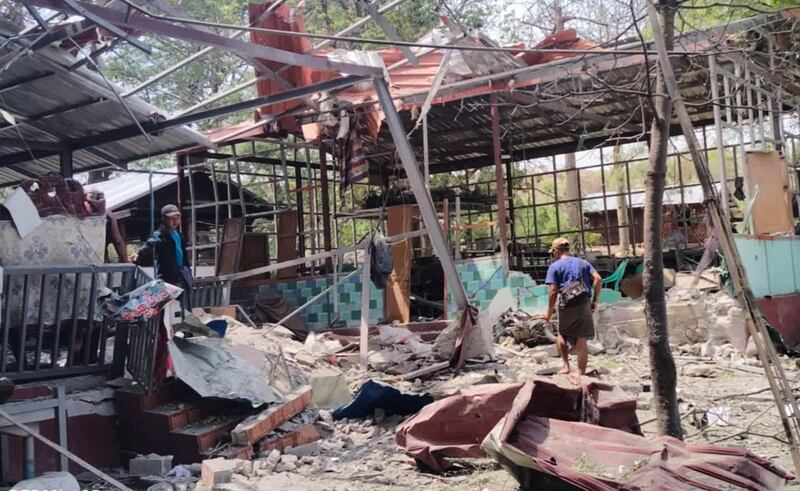 မတ္တရာမြို့နယ်က ငလျင်ဒဏ်သင့်ခဲ့သည့် အိုင့်ဒိုင်ရွာဘုန်းကြီးကျောင်းအား ဧပြီလ ၂၁ရက်တွင် ဗုံးကြဲခံရပြီးနောက် တွေ့ရစဉ်။ ( Citizen Photo )