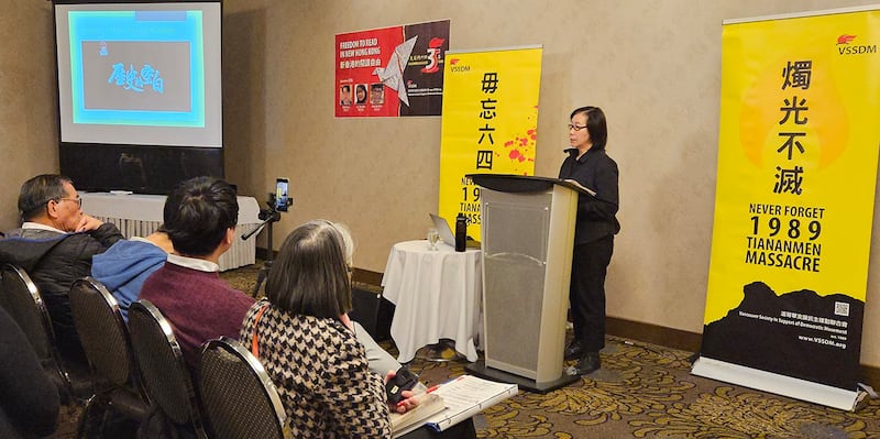 罗恩惠和近百位民众分享史实观点,称这是一场"记忆与遗忘的斗争,需要坚持到底"。 (记者柳飞拍摄)