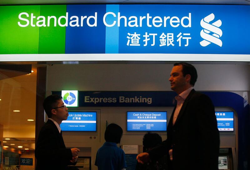 图为香港的主要银行之一渣打银行。一份最新报告显示,去年香港约有两百名银行家失去工作。(美联社图片)