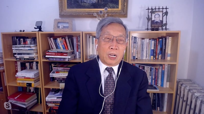 “北京之春”荣誉主编胡平表示,有些人借着悼念李克强表达对当局的不满。(截图自节目)