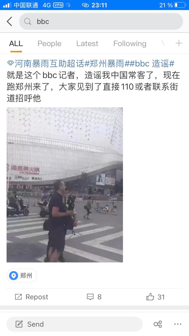 最终让人群安静下来的原因是,终于大家发现他并不是他们以为的英国广播公司BBC记者白洛宾(Robin Brant)。图为马蒂亚斯·比林格推特上转发的社媒贴文。(推特图片)