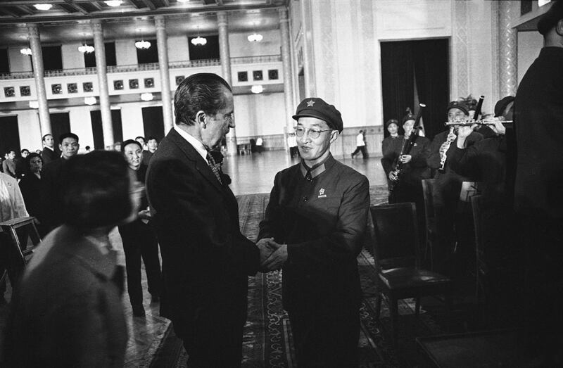 美国总统尼克松1972年2月21日在北京与中国军乐团指挥握手(美联社资料图)