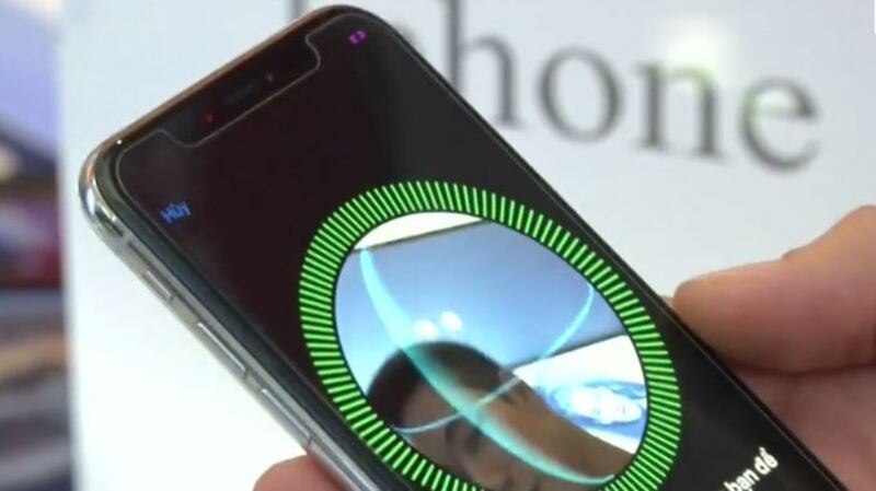 苹果人脸识别技术”(Apple FaceID)。(视频截图/路透社)