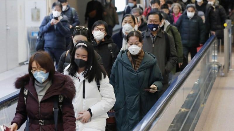 日前自武汉抵达日本成田机场的乘客(路透社)