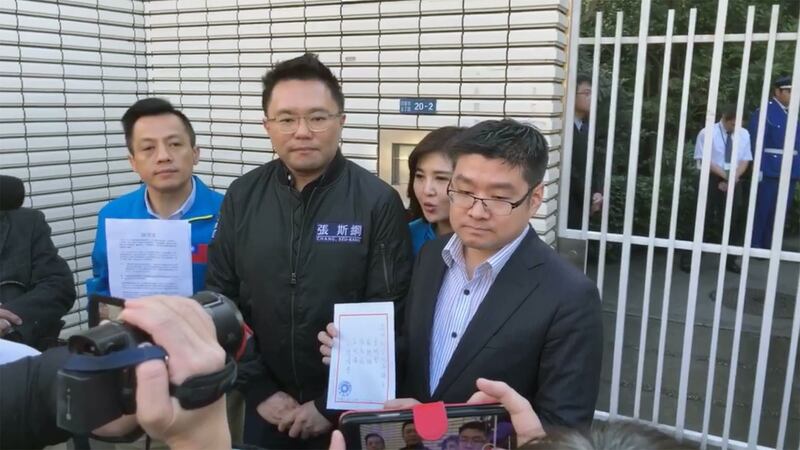 国民党多名台北市议直飞东京向驻日代表谢长廷递陈情信,吃闭门羹。(国民党脸书)