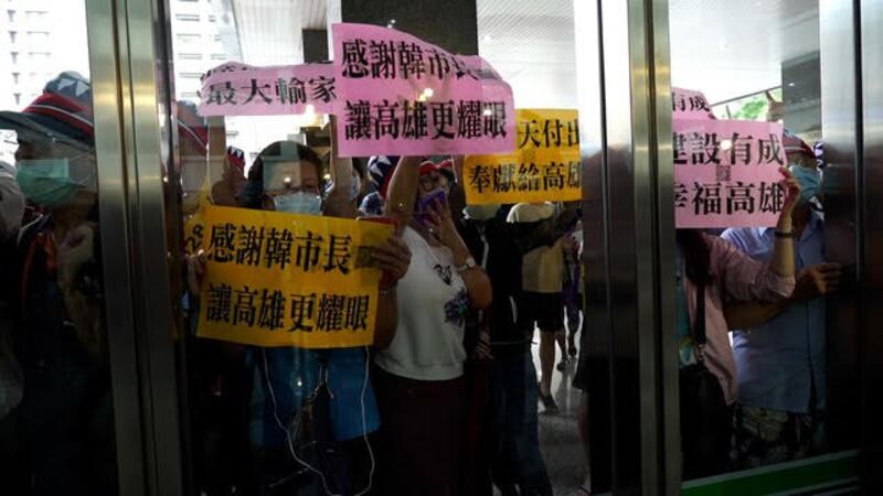 “韩粉”对于韩国瑜被拉下台表达不舍。(记者 李宗翰摄)