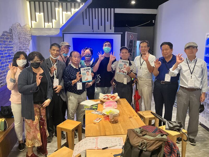 台湾九合一观选团参访候选人竞选办公室。(中华博爱台港共融协会提供)