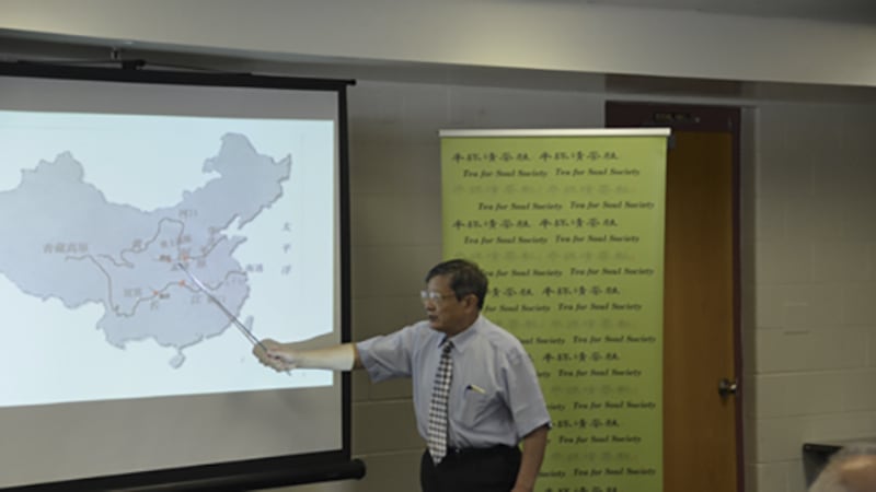 正在举办讲座的黄观鸿教授（禁闻网）