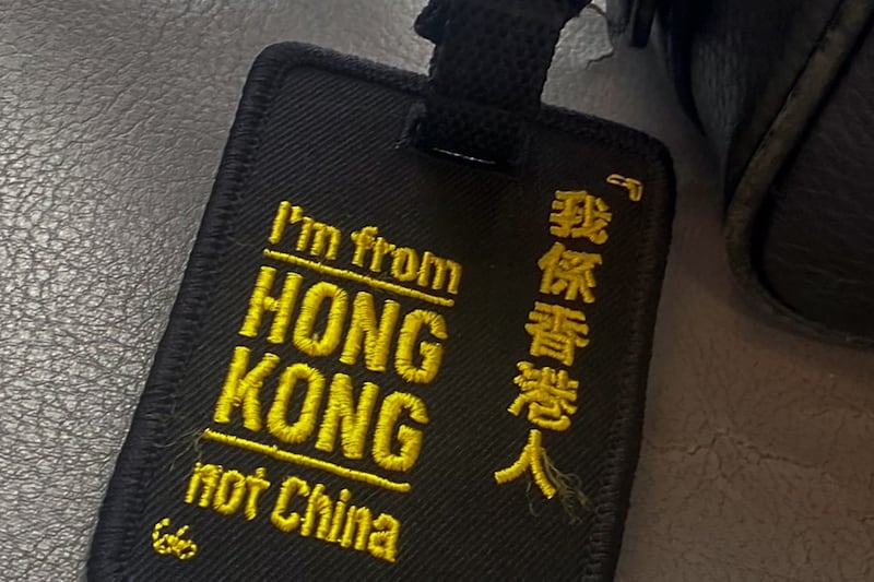 居英港人Amy移民后,在背包上长挂这个牌子,在英国街头无声地宣示自己的身分认同。(照片提供/Amy)