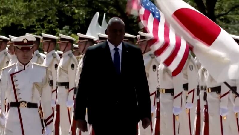 美国国防部长奥斯汀(Lloyd Austin)展开任内对印太地区的第7次访问。6月1日,奥斯汀在东京与日本防卫大臣滨田靖一会谈。(路透社视频截图)