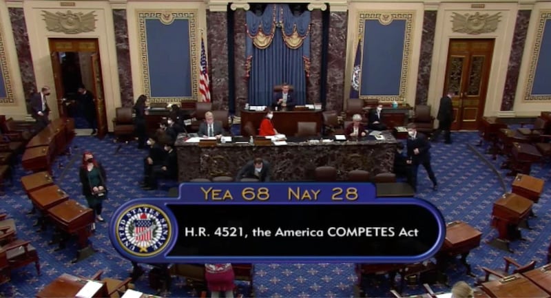 2022年3月28日，美国参议院以68票赞成，28票反对通过“美国竞争法案”。（视频截图）