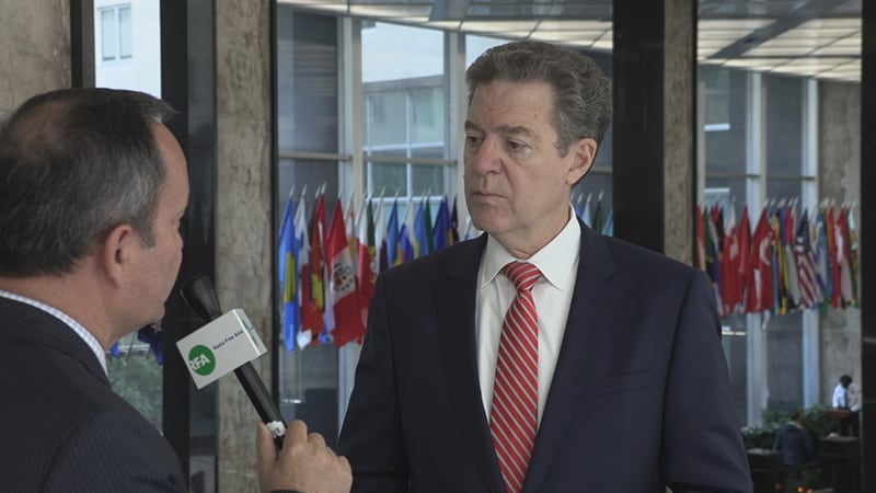 2019年10月17日,美国宗教自由大使布朗巴克介绍本台维语部记者采访(视频截图)