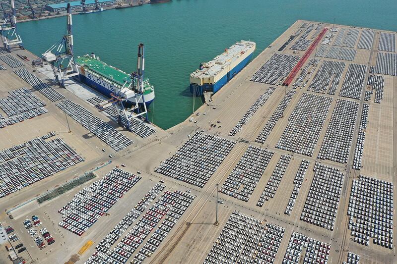 2023年5月3日，中国山东烟台港的鸟瞰图显示出等待出口的中国车辆。（路透社）