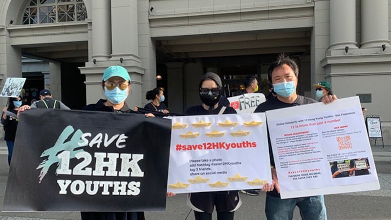 2020年10月23日上午,示威者手持写有十二名被捕港人姓名、粘有纸船的纸板进行抗议。(孙诚拍摄)