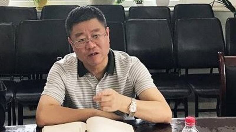 西安市卫生健康委员会党委书记刘顺智在记者会上向流产孕妇鞠躬道歉(西安卫健委官方微博 / 拍摄日期不详)