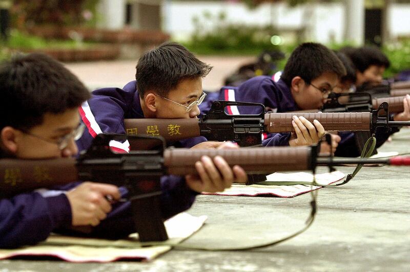 2000 年 4 月 8 日,台湾高中男生在台北学习正确使用机关枪的方法,为毕业后两年的兵役做准备。 (美联社)