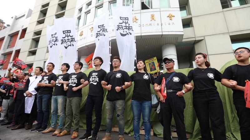 罢韩四君子3月9日载运40万份罢免高雄市长韩国瑜的连署书,送进高雄市选举委员会。(Wecare高雄提供)