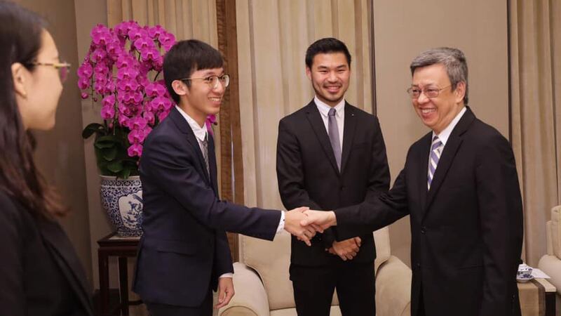 李柏锦(左二)感谢副总统陈建仁(右一)为他写推荐信。(李柏锦提供)