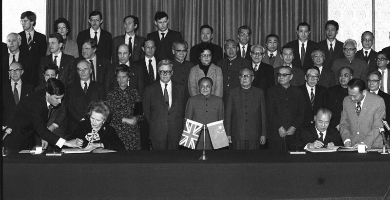1984年12月19日，中国总理赵紫阳和英国首相撒切尔夫人共同签署《中英联合声明》。 （美联社）