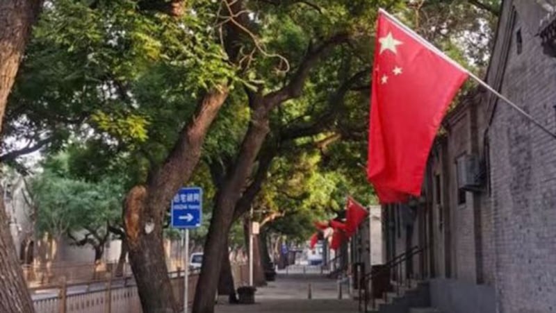 北京的街道居委会通知马路两侧居民,在院子门口插上五星红旗。(志愿者提供/记者乔龙)