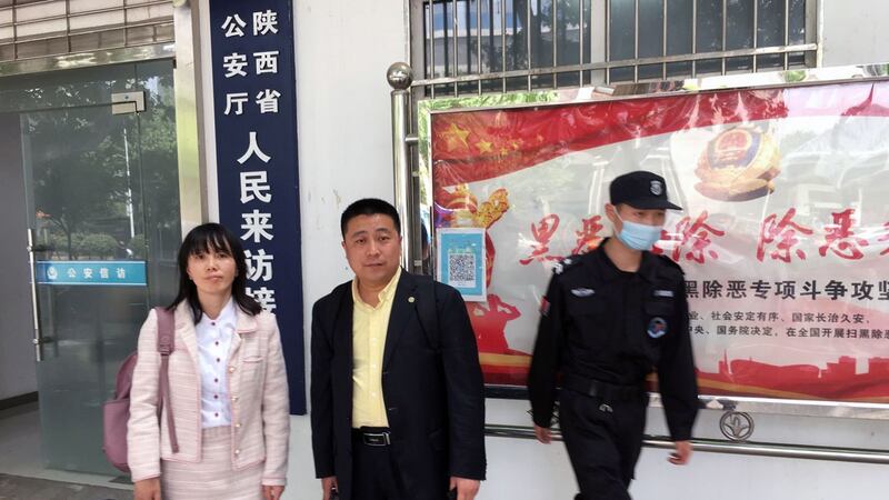 2021年4月29日，常玮平妻子陈紫鹃（左）在律师任全牛陪同下到山西省公安厅进行控告。（陈紫鹃独家提供）