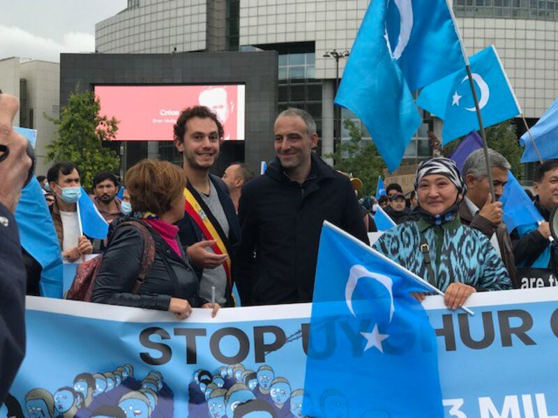 欧洲议会议员格鲁克斯曼(Raphaël Glucksmann)、比利时国会议员科格拉蒂(Samuel Cogolati)也到场支持维吾尔人的示威活动。(记者蔡凌提供)