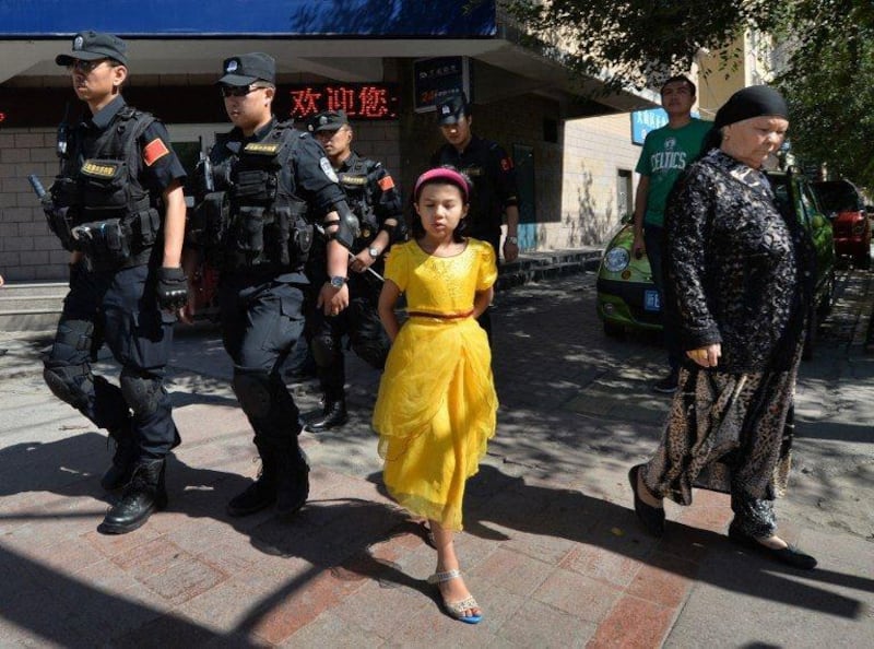 资料图片:新疆“七五”事件后,中国当局严控维吾尔族人。图为2013年6月29日,中国武警在新疆首府乌鲁木齐的街道上巡逻。(法新社)