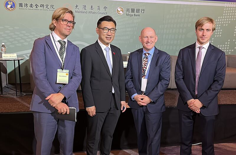 捷克布拉格国际关系研究所所长布劳恩(左一)、国民党籍立委江启臣(左二)、前美国代理陆军部长惠特利(右二)、英国皇家联合三军国防研究所资深研究员沃特林(右一)。(记者夏小华摄)