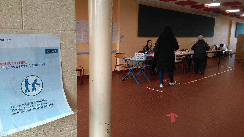 要领取选票的时候,也看到了地面画出一米隔离距离,还有画出单程投票路线,减少相逢交错的机会。(蔡凌摄)