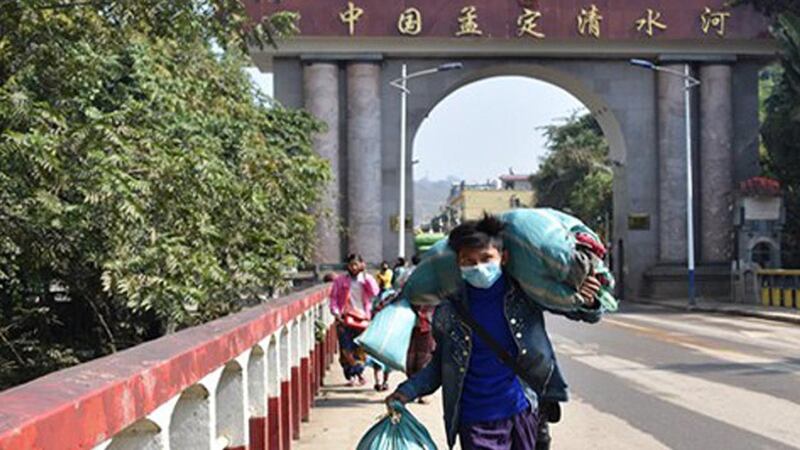 ကိုးကန့်ကိုယ်ပိုင်အုပ်ချုပ်ခွင့်ရဒေသ ချင်းရွှေဟော်နယ်စပ်တွင် တရုတ်ပြည်မှ ပြန်လာသူများအား ၂၀၂၀ ပြည့်နှစ် ဖေဖော်ဝါရီလအတွင်းက တွေ့ရစဉ်။ (Photo: RFA)