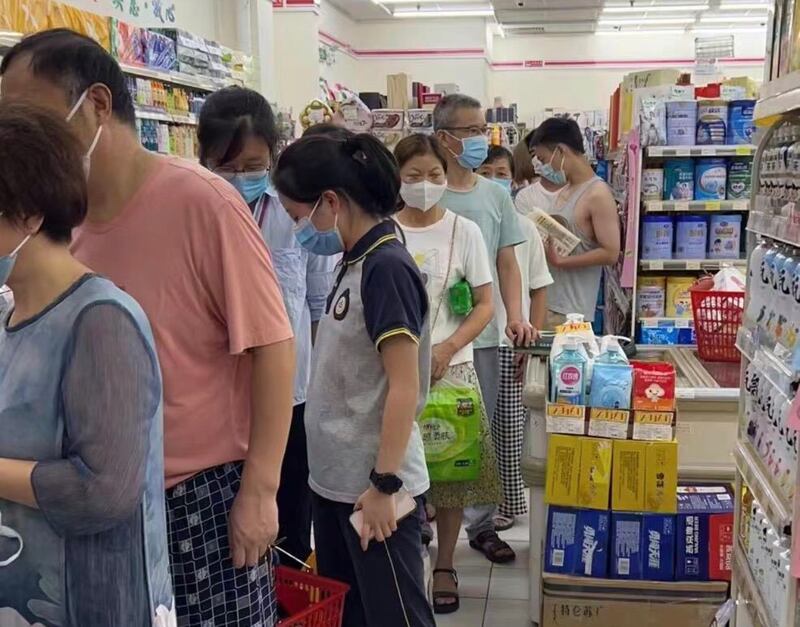 成都一超市内,民众排队抢购商品。(微博图片)