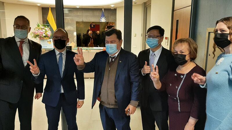 立陶宛多位国会议员亲访驻立陶宛台湾办事处。(推特@ŽygimantasPavilionis )