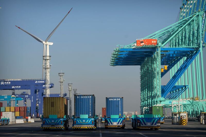 今年7月中国进出口按美元计年减13.6%,其中,出口下降14.5%,进口下降12.4%。(美联社资料图片)