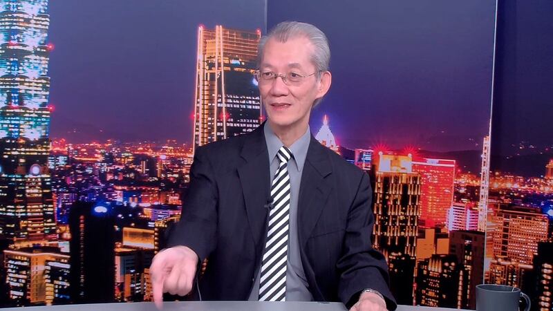 台湾大学名誉教授明居正20日在本台《亚洲很想聊》节目。(RFA)