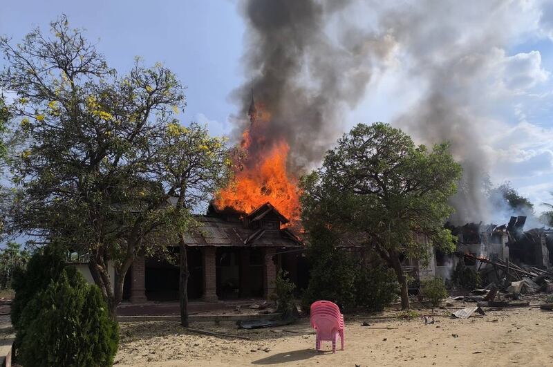 နွားထိုးကြီးမြို့နယ် ကျွန်းဒေါင့်ရွာ ဘုန်းကြီးကျောင်း ၂၀၂၅ခုနှစ် ဧပြီလ ၁၄ ရက် ညနေ ၆ နာရီဝန်းကျင်မှာ ဗုံးကြဲခံရစဉ်။ (Photo : Natogyi Journal )