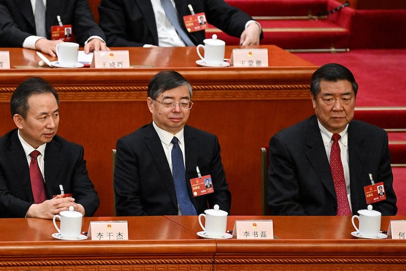 2023年3月12日,李书磊(中)出席在北京人民大会堂举行的中国人大会议。2024年8月7日,李书磊在《人民日报》上发表文章,表示要深化改革中国的国际传播体系,善用互联网各类媒体形式,加快形塑中国的叙事和话语权,以避免个别国家丑化中国形象。(法新社图片)